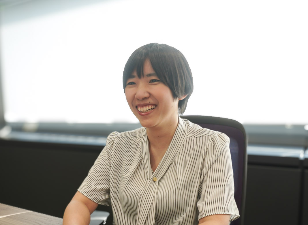 DATUM STUDIOの真嘉比愛が、AIエンジニアリング部門や生成AI活用支援について笑顔で語っている様子