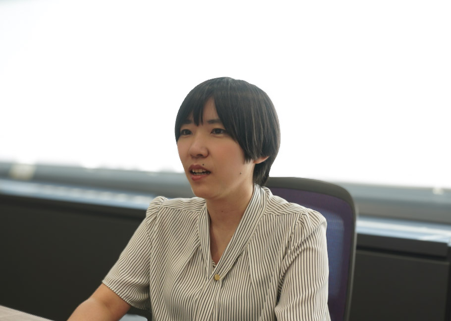 DATUM STUDIOの真嘉比愛が、生成AIを業務システムで安定稼働させる難しさについて話している様子